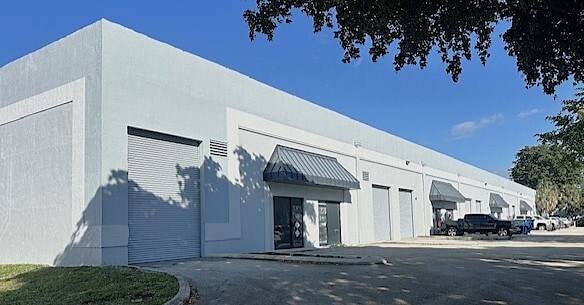 2240 SW 70th Ave, Davie, FL à louer - Photo du bâtiment - Image 3 de 6