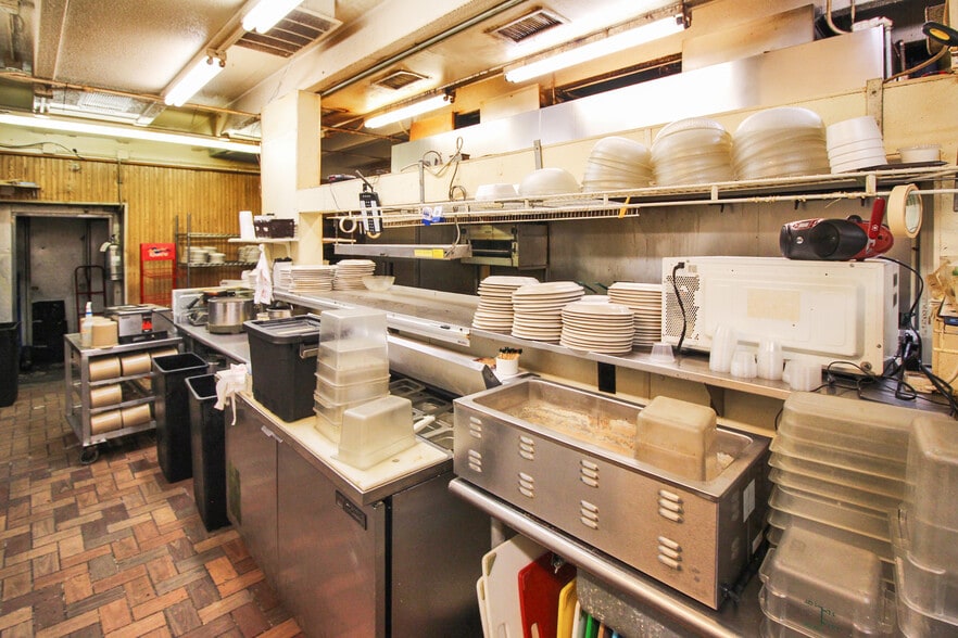 1420 W Jackson St, Macomb, IL for lease - Interior Photo - Image 3 of 19