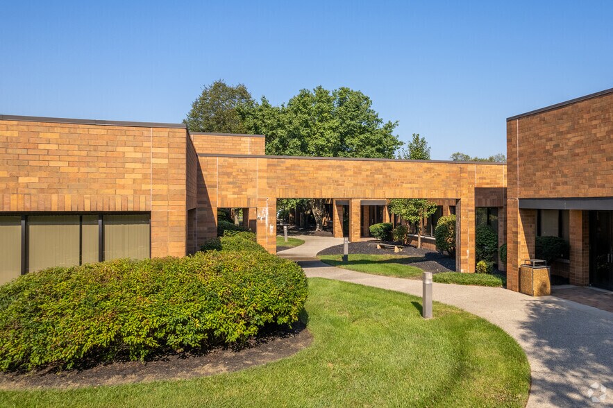 5405 DuPont Cir, Milford, OH à louer - Photo du bâtiment - Image 3 de 4