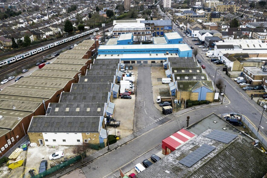 Tait Rd, Croydon à louer - Photo du bâtiment - Image 2 de 9