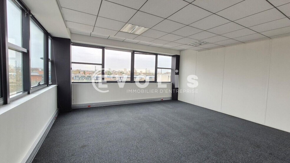 Office in Chelles for lease - Interior Photo - Image 3 of 10