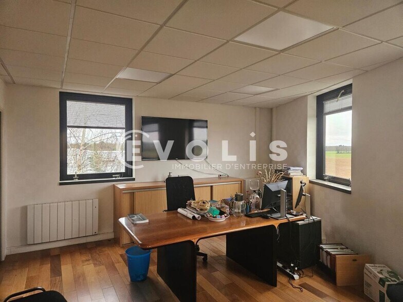 Office in Les Ulis for lease - Interior Photo - Image 2 of 16