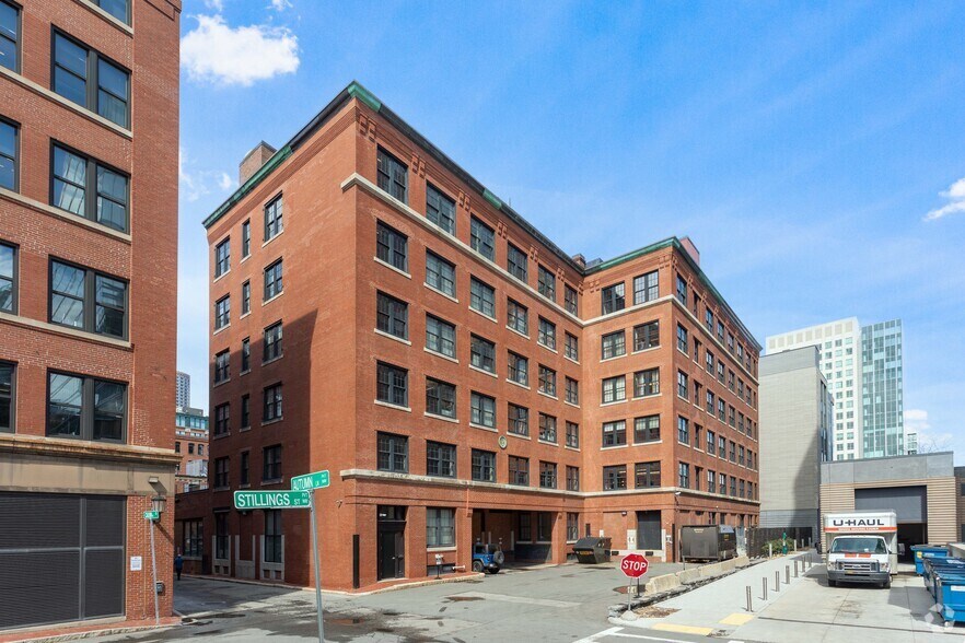 55 Thomson Pl, Boston, MA à louer - Photo du bâtiment - Image 2 de 3