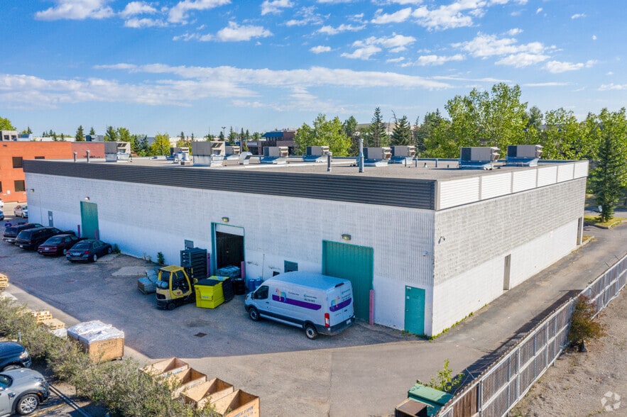 2815 12th St NE, Calgary, AB à vendre - Photo du bâtiment - Image 3 de 8
