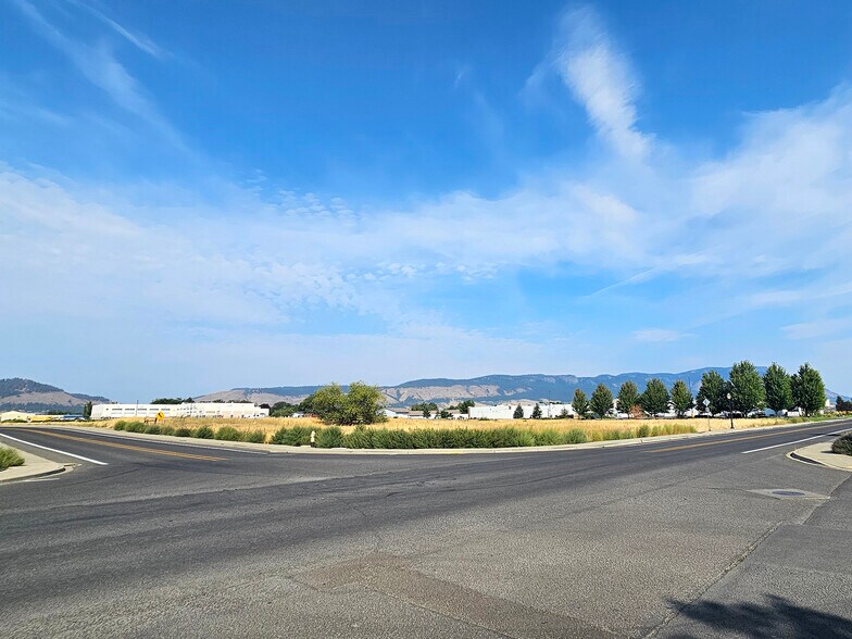 Walton Rd, Island City, OR à vendre - Photo du bâtiment - Image 3 de 7