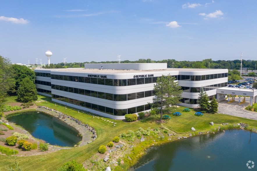 2221 Camden Ct, Oak Brook, IL à louer - Photo du bâtiment - Image 3 de 4