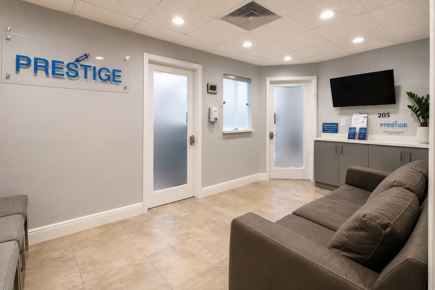 555 Biltmore Way, Coral Gables, FL for sale - Building Photo - Image 3 of 51