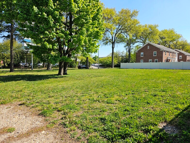 Ellington Avenue West Ave, Garden City, NY à vendre - Photo du bâtiment - Image 3 de 7