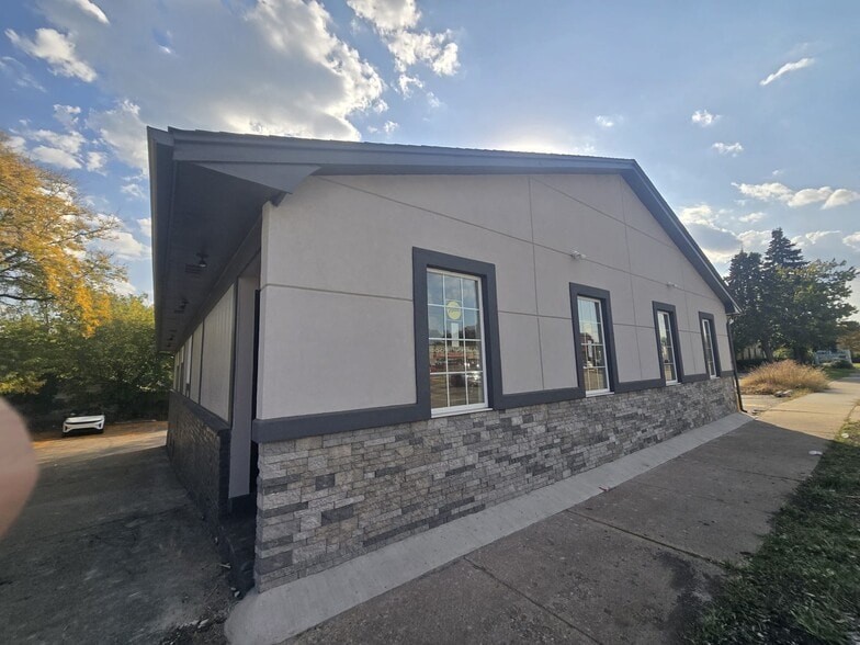 1095 W Huron St, Waterford, MI for sale - Building Photo - Image 3 of 9