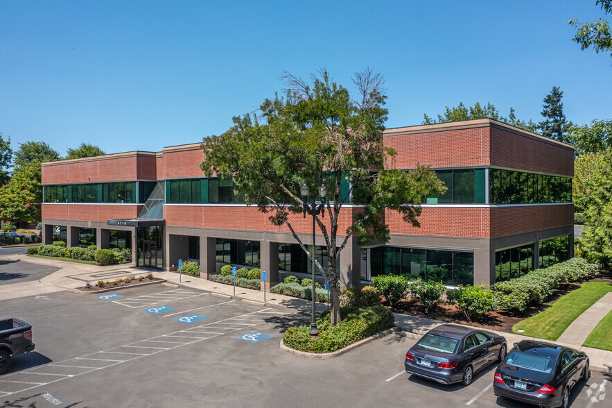 4710 Village Plaza Loop, Eugene, OR for lease - Primary Photo - Image 1 of 10