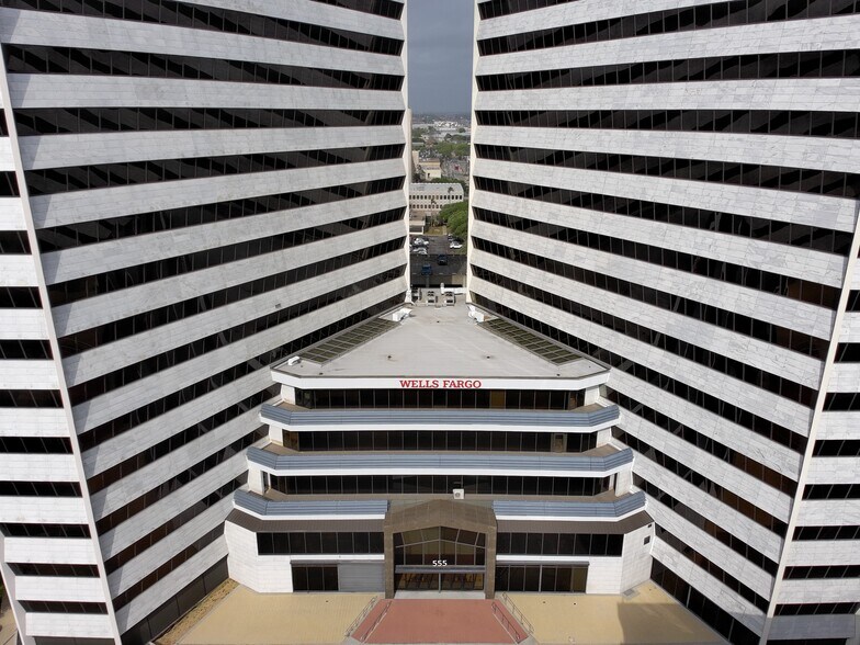 555 N Carancahua St, Corpus Christi, TX à louer - Photo du bâtiment - Image 3 de 18