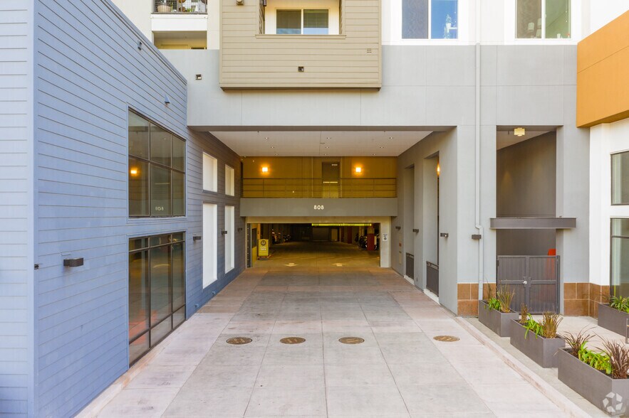 808 W San Carlos St, San Jose, CA à louer - Photo du bâtiment - Image 2 de 41