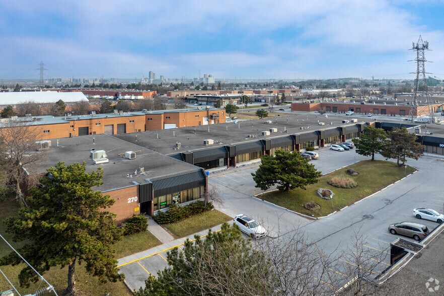 270, 300, 330 Esna Park Dr, Markham, ON à vendre - Photo du bâtiment - Image 2 de 19