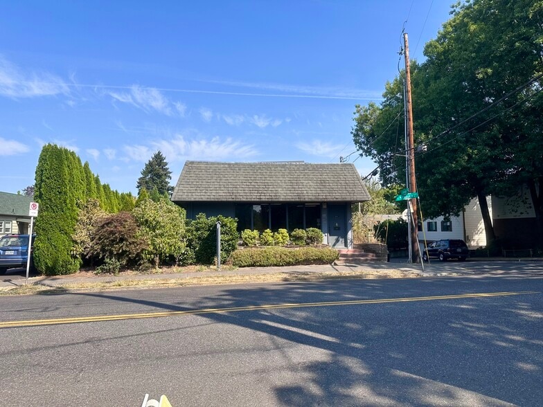 5848 SE Milwaukie Ave, Portland, OR for sale - Building Photo - Image 2 of 21
