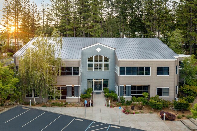 Plus de détails pour 350 Crown Point Cir, Grass Valley, CA - Bureau à vendre