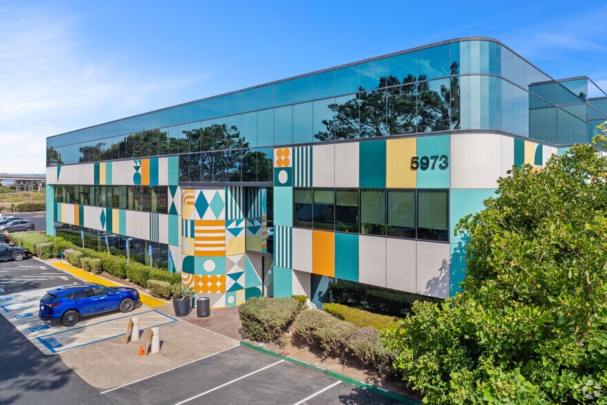 5973 Avenida Encinas, Carlsbad, CA à louer - Photo du bâtiment - Image 3 de 17