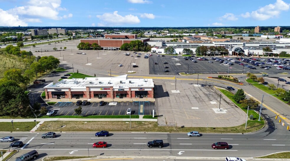 506 W 14 Mile Rd, Troy, MI à louer - Photo du bâtiment - Image 3 de 7