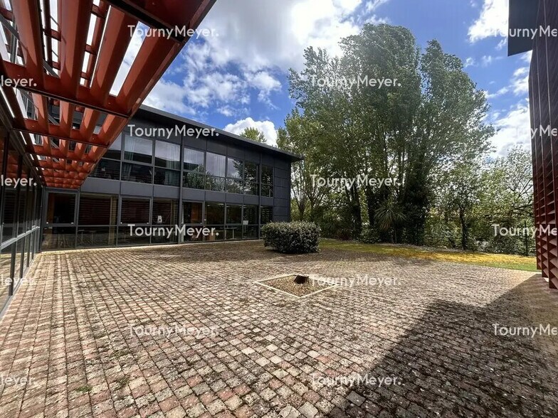 Bureau dans Saint-Jean à louer - Photo du bâtiment - Image 1 de 8