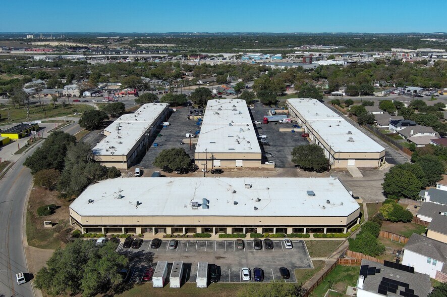 5626-5648 Randolph Blvd, San Antonio, TX à louer - Photo du bâtiment - Image 3 de 6