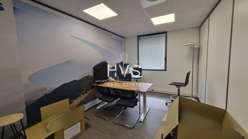 240 Rue René Descartes, Aix-en-Provence for lease - Interior Photo - Image 2 of 5