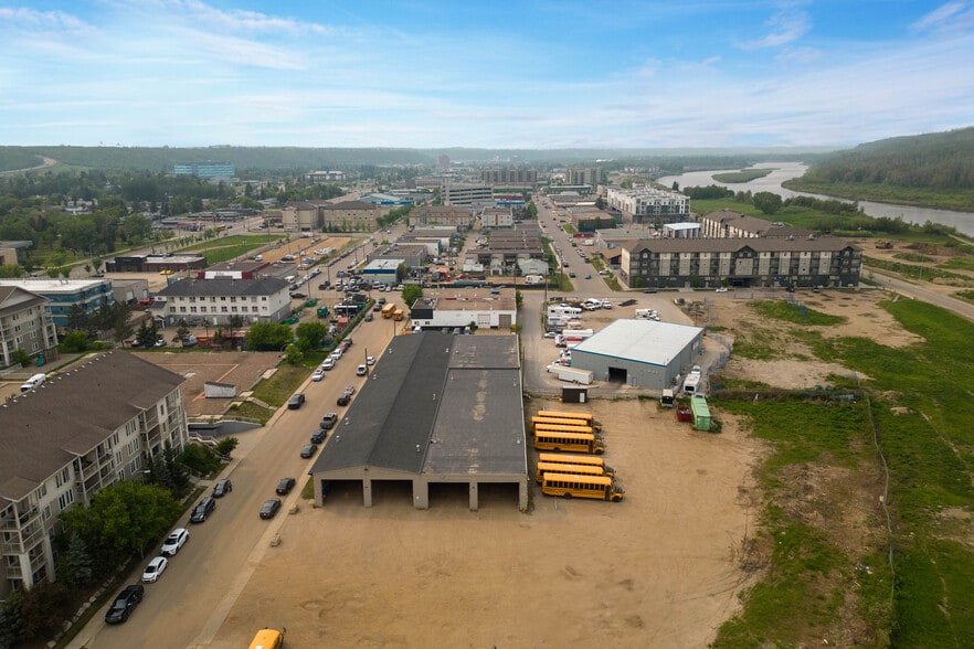 8030 Golosky Av, Fort McMurray, AB à louer - Photo du bâtiment - Image 2 de 48