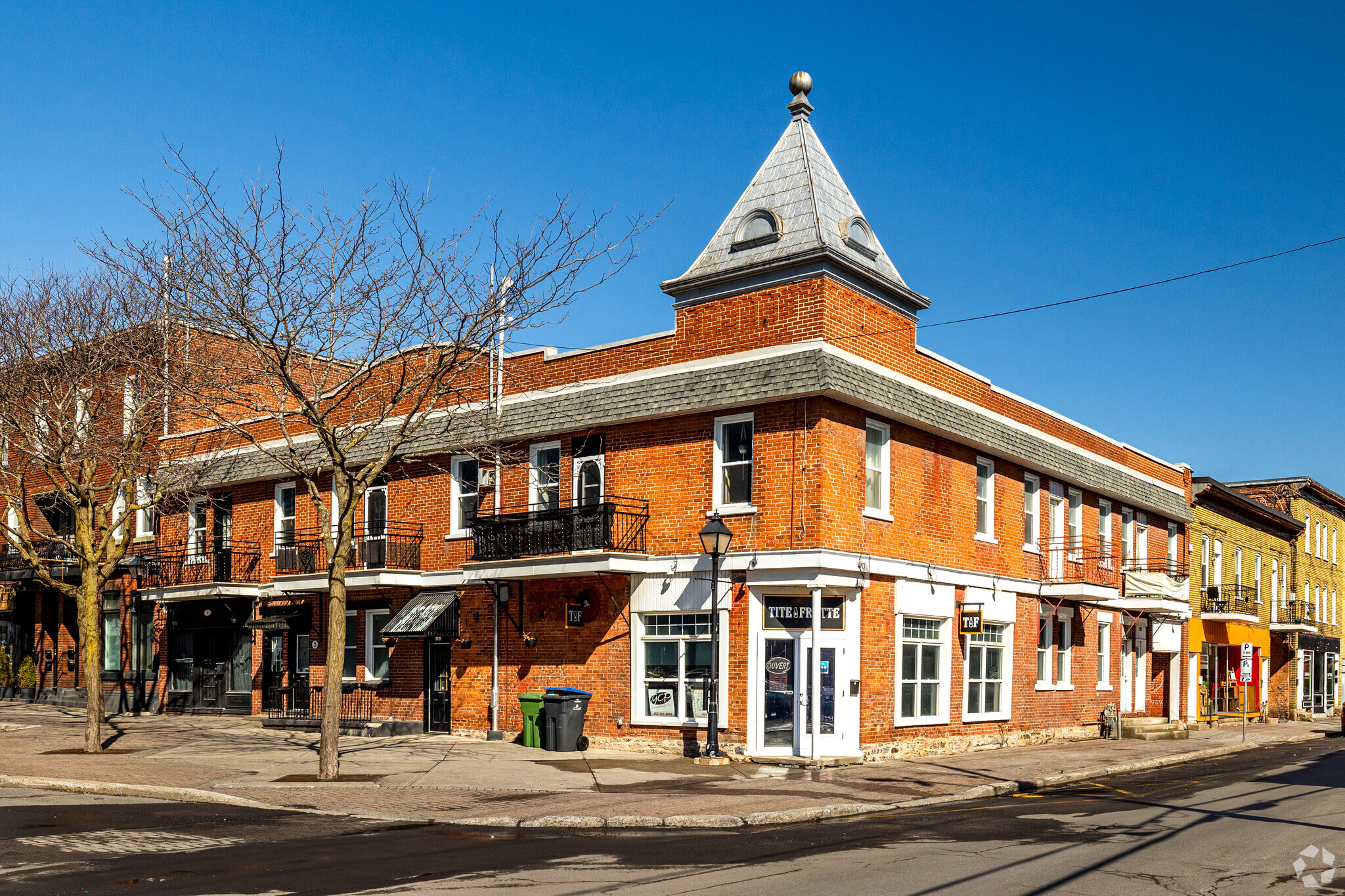 1-9 Pl Du Marché, Saint-jean-sur-richelieu, QC for sale Primary Photo- Image 1 of 5