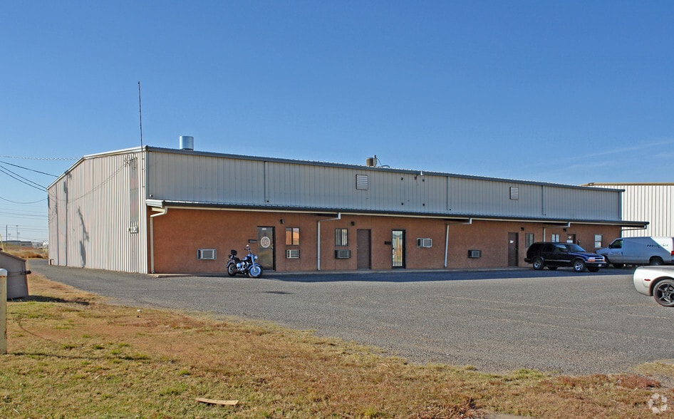 7010-7020 Cedar Ave, Lubbock, TX for lease - Primary Photo - Image 1 of 8