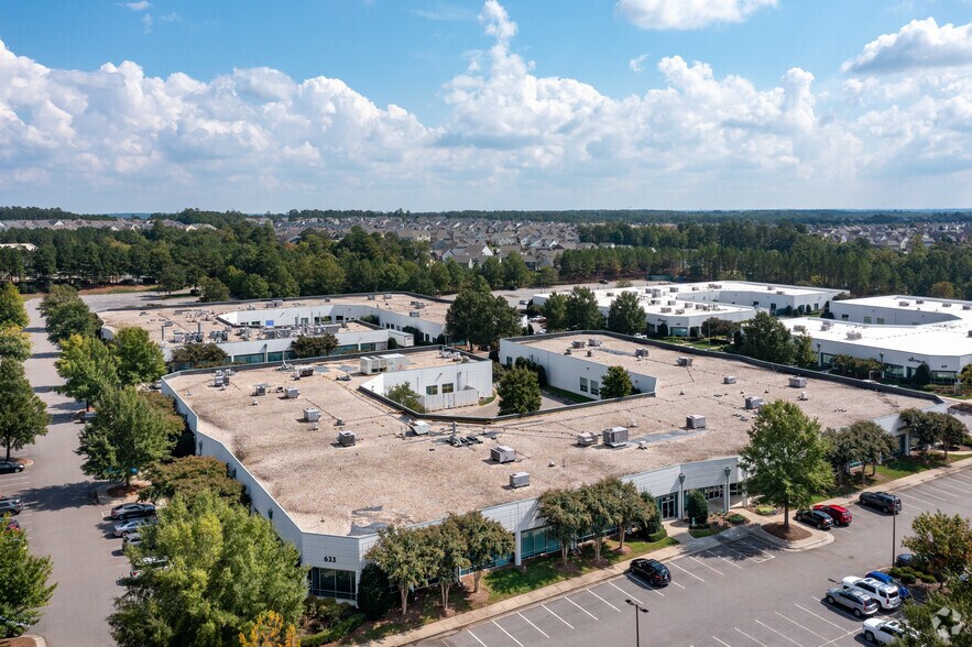 633 Davis Dr, Morrisville, NC à louer - Photo du bâtiment - Image 2 de 6