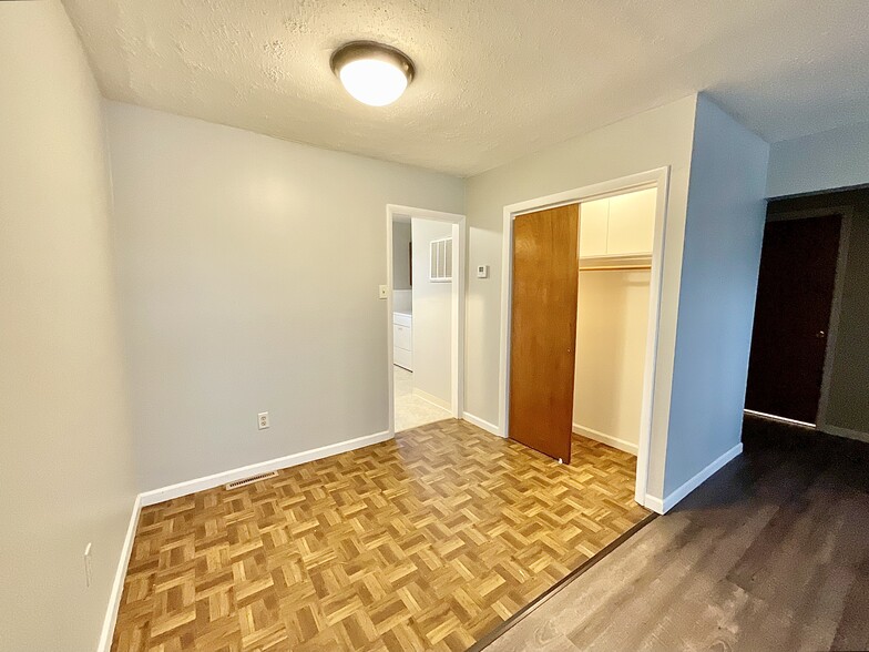 111 Howard Dr, Belleville, IL for sale - Interior Photo - Image 3 of 7