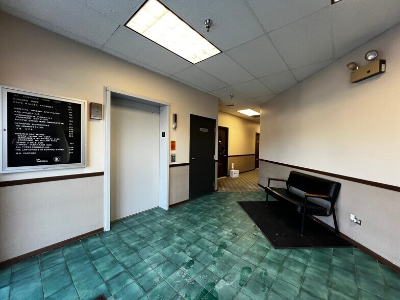 9944 S Roberts Rd, Palos Hills, IL for lease - Lobby - Image 3 of 4