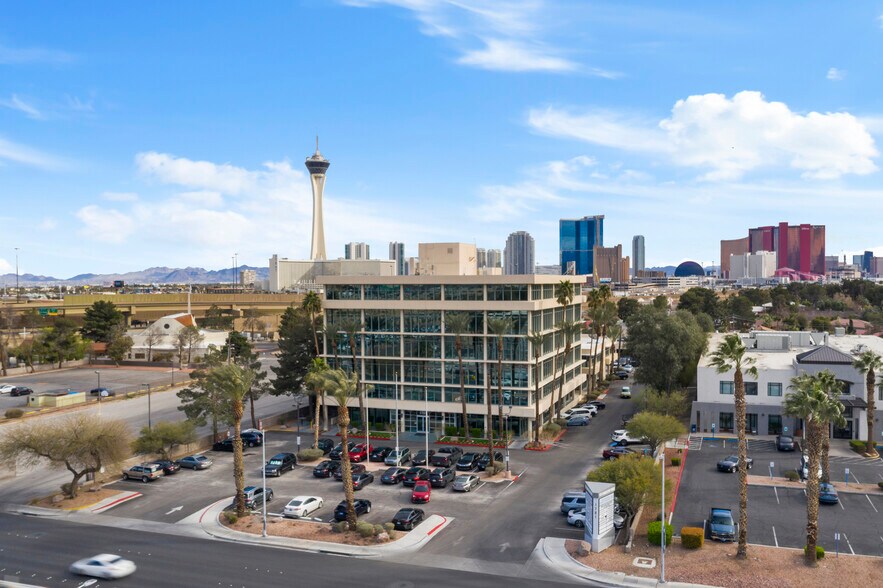 1701 W Charleston Blvd, Las Vegas, NV à louer - Photo du bâtiment - Image 3 de 8