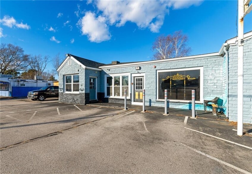 2291 W Shore Rd, Warwick, RI for sale - Building Photo - Image 2 of 24