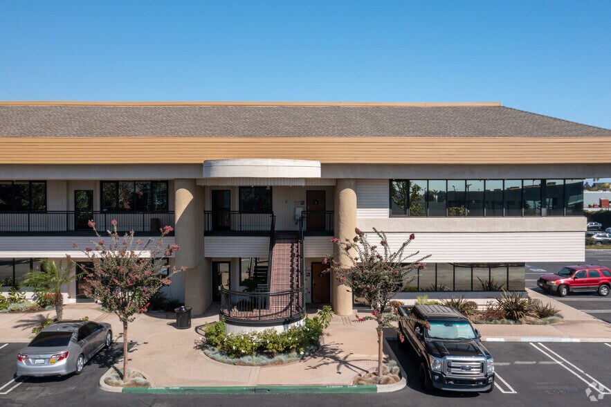 5772 Bolsa Ave, Huntington Beach, CA à vendre - Photo du bâtiment - Image 3 de 7