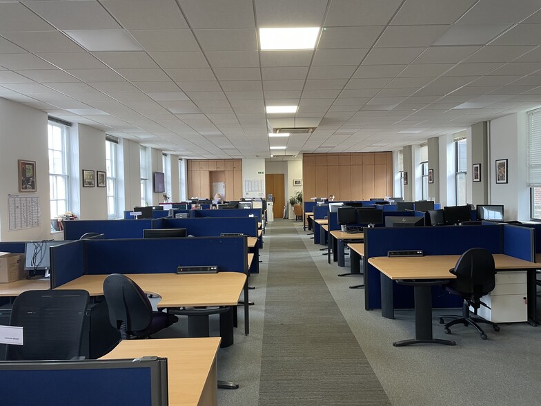 211 High St, Berkhamsted for lease - Building Photo - Image 2 of 6