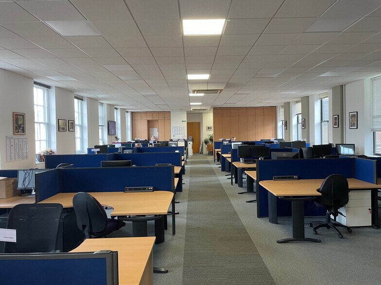 211 High St, Berkhamsted à louer - Photo du bâtiment - Image 2 de 6