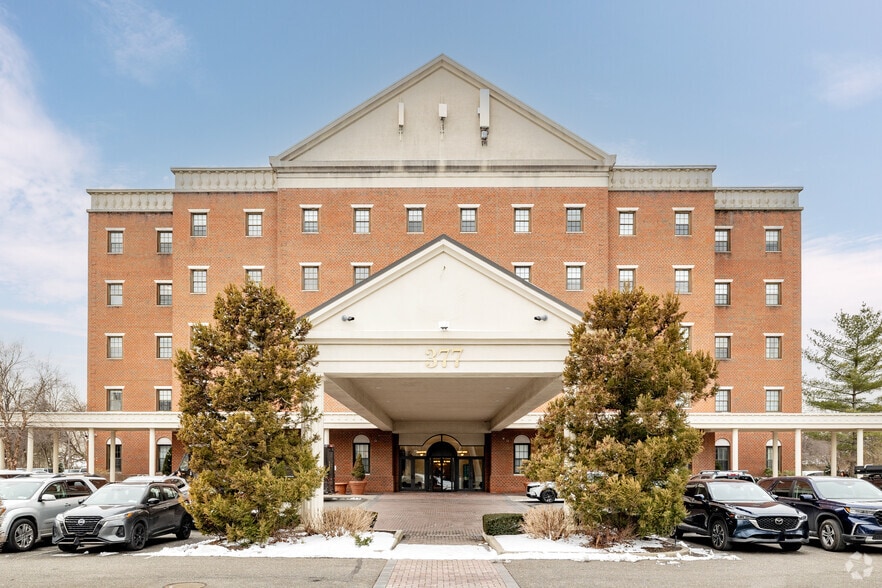 377 Oak St, Garden City, NY for lease - Building Photo - Image 3 of 19