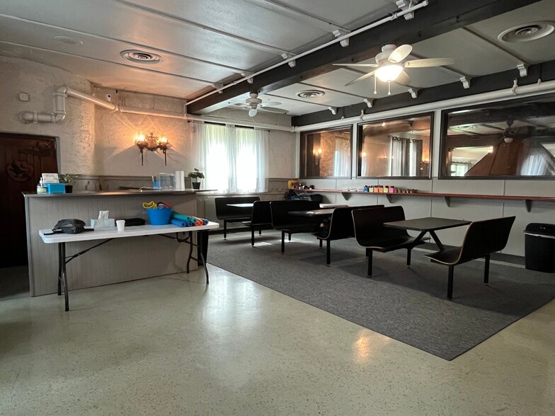 43785 N Gratiot Ave, Clinton Township, MI à vendre - Photo du bâtiment - Image 3 de 17