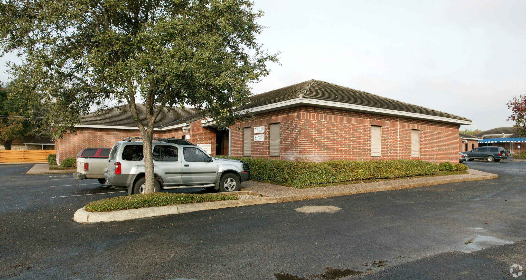 Southcross Professional Office portefeuille de 5 propriétés à vendre sur LoopNet.ca Photo principale- Image 1 de 12