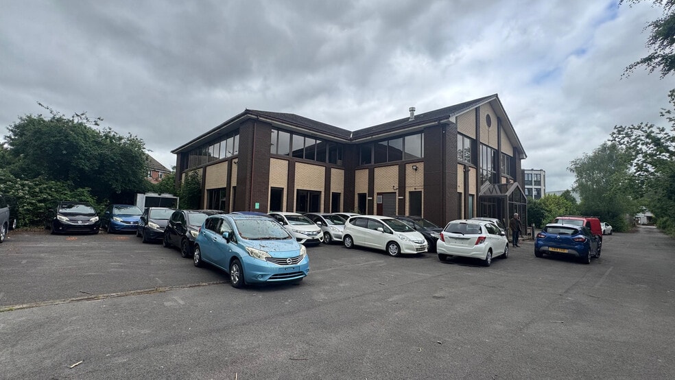 Bessemer Rd, Basingstoke à vendre - Photo principale - Image 1 de 5