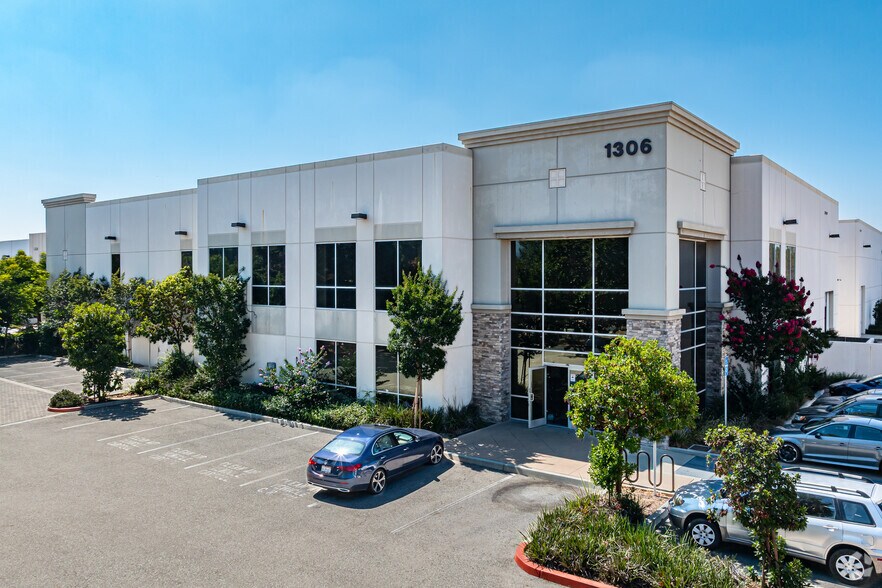 1306 Palomares St, La Verne, CA à louer - Photo du bâtiment - Image 2 de 16
