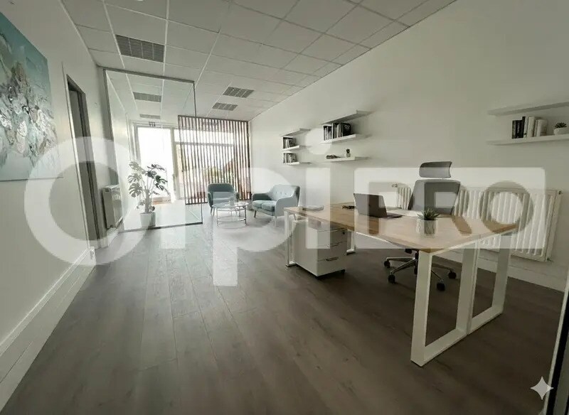 Retail in Ris-Orangis for lease Interior Photo- Image 1 of 6