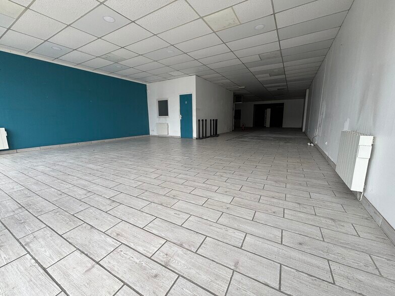 Retail in Saint-Bonnet-de-Mure for lease - Interior Photo - Image 1 of 1
