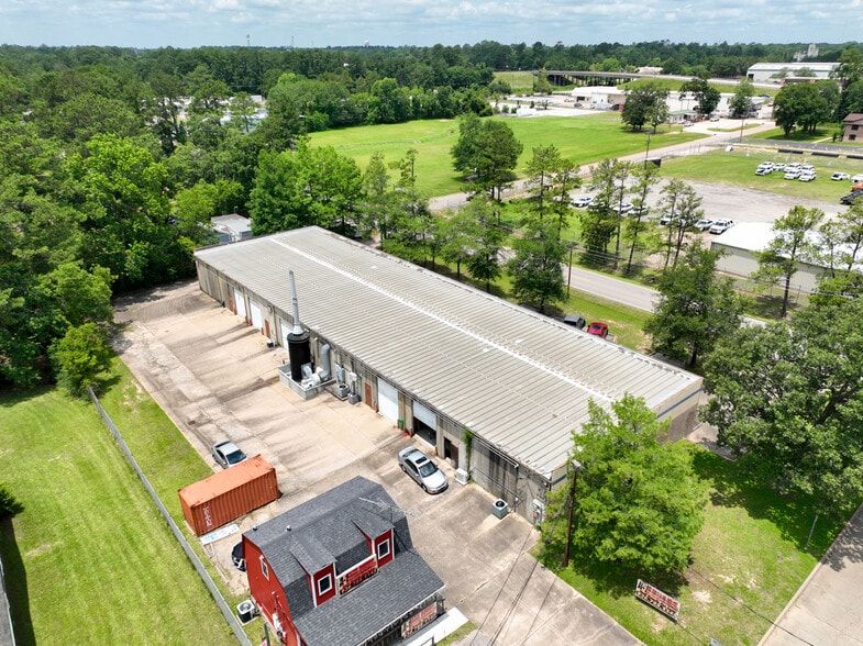 100 Hilbig Rd, Conroe, TX à louer - Photo du bâtiment - Image 1 de 9