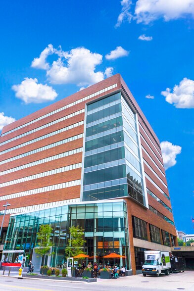 250 Monroe Ave NW, Grand Rapids, MI à louer - Photo du bâtiment - Image 2 de 16