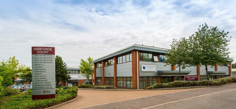 HARFORDE COURT portfolio of 3 properties for sale on LoopNet.ca - Primary Photo - Image 3 of 6