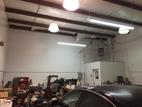 965 Tyinn St, Eugene, OR for lease Interior Photo- Image 1 of 2