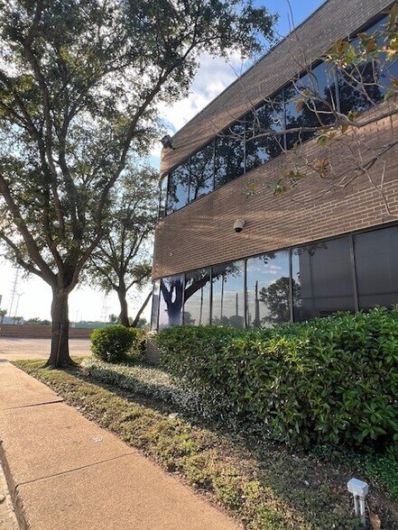 11011 Jones Rd, Houston, TX à vendre - Photo du bâtiment - Image 3 de 26