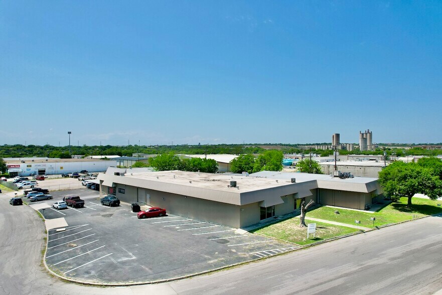 9707 Ball St, San Antonio, TX à louer - Photo du bâtiment - Image 3 de 7