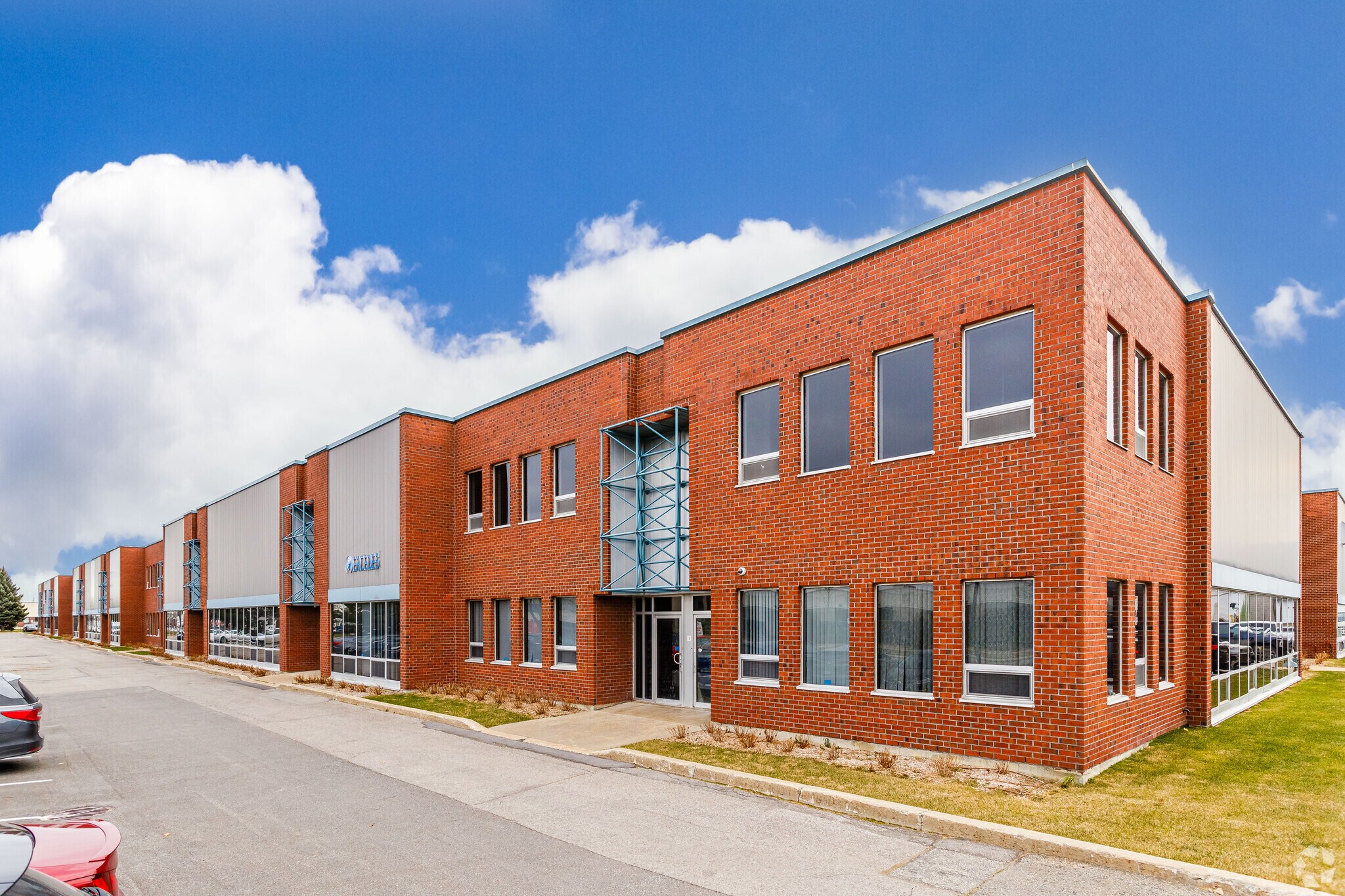 5750-5850 Rue Cypihot, Montréal, QC à vendre Photo principale- Image 1 de 1