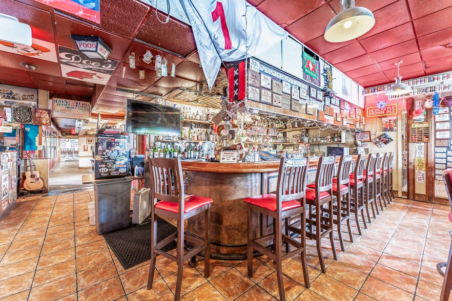 Doe's Eat Place portefeuille de 2 propriétés à vendre sur LoopNet.ca - Photo du bâtiment - Image 3 de 22